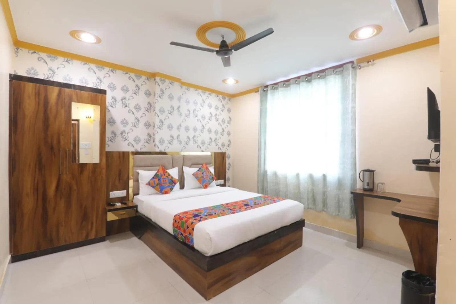 הקונטקטים של Hotel Rudra Inn